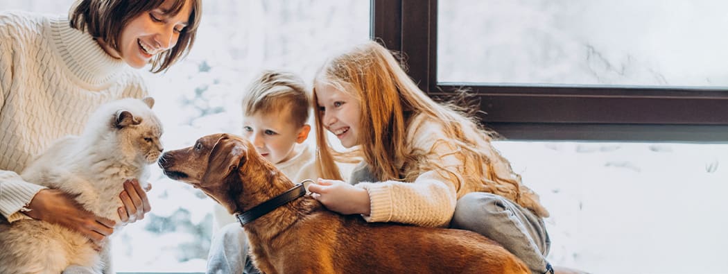 Mère avec ses deux enfants et leurs animaux de compagnie